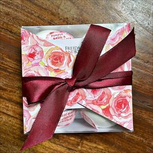 Freida & Joe Aromatherapy Bath Bombs Gift Set of 4 NWOT